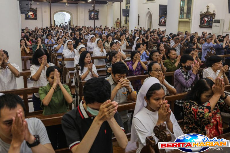 asap hitam tandai belum ada paus terpilih pada hari pertama konklaf