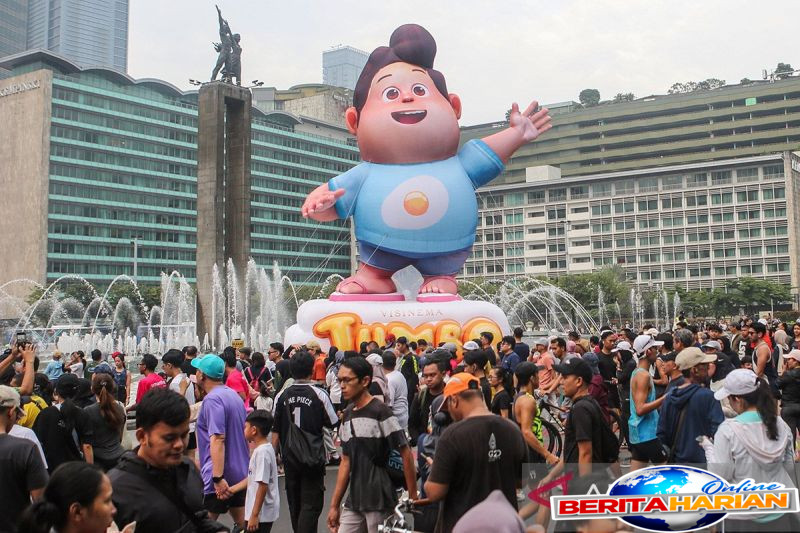 balon raksasa karakter don tampil untuk rayakan pencapaian delapan juta penonton