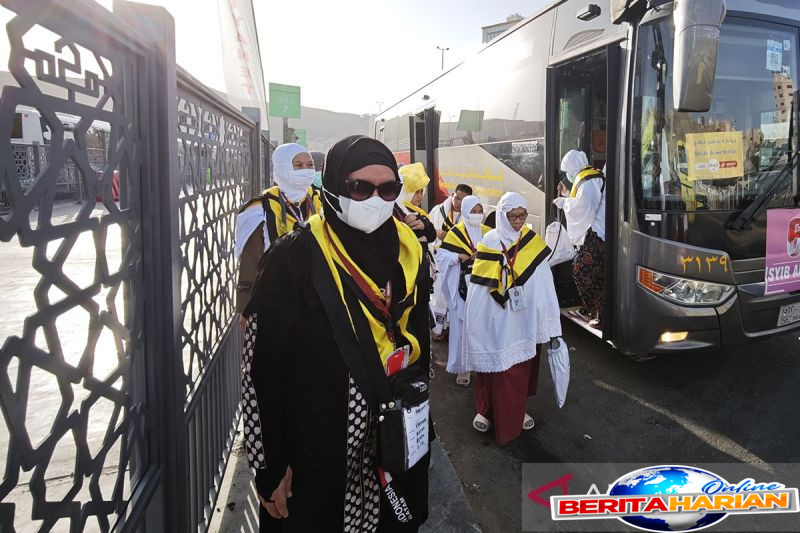 bus shalawat layani calon haji indonesia yang akan beribadah di masjidil haram