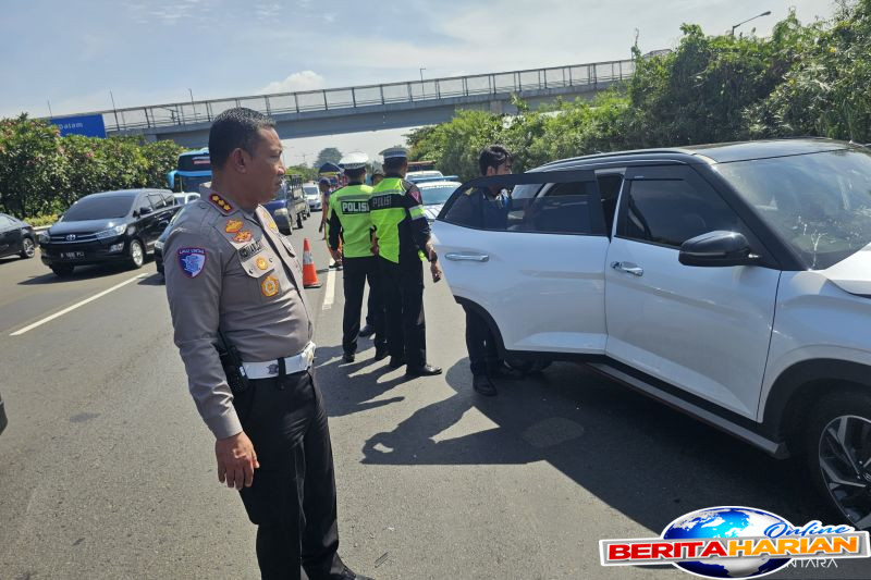 dua orang luka akibat kecelakaan dua mobil di tol arah jagorawi