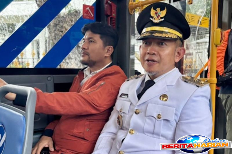 fadjar churniawan gunakan angkutan umum ikuti pelantikan jadi bupati