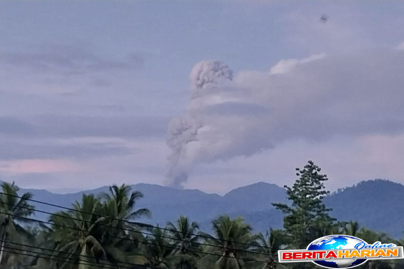 gunung dukono erupsi asap dan abu vulkanik muncul kamis pagi