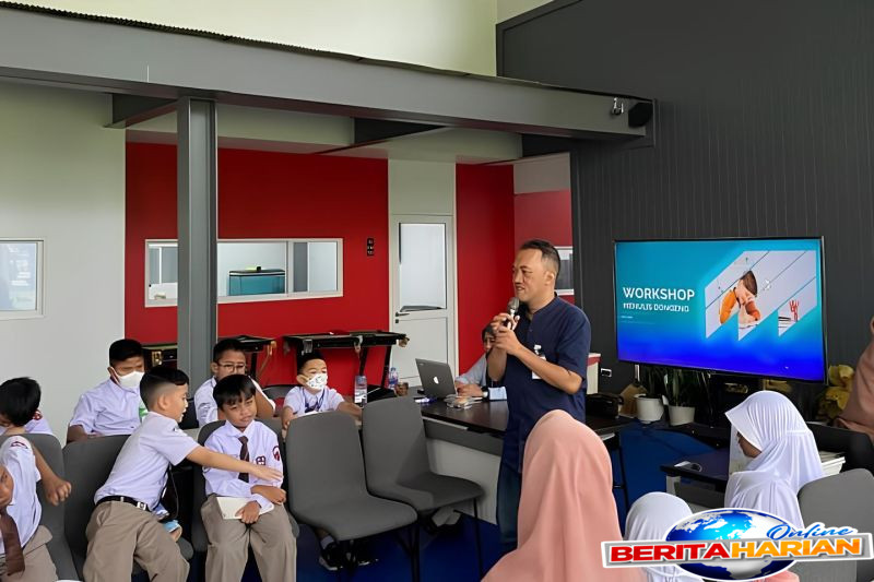 indra defandra hobi baca buku antar keliling dunia