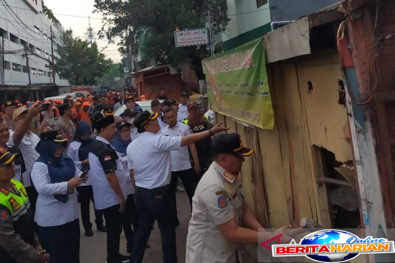 jakbar bongkar puluhan lapak liar pkl di jalan kota bambu selatan