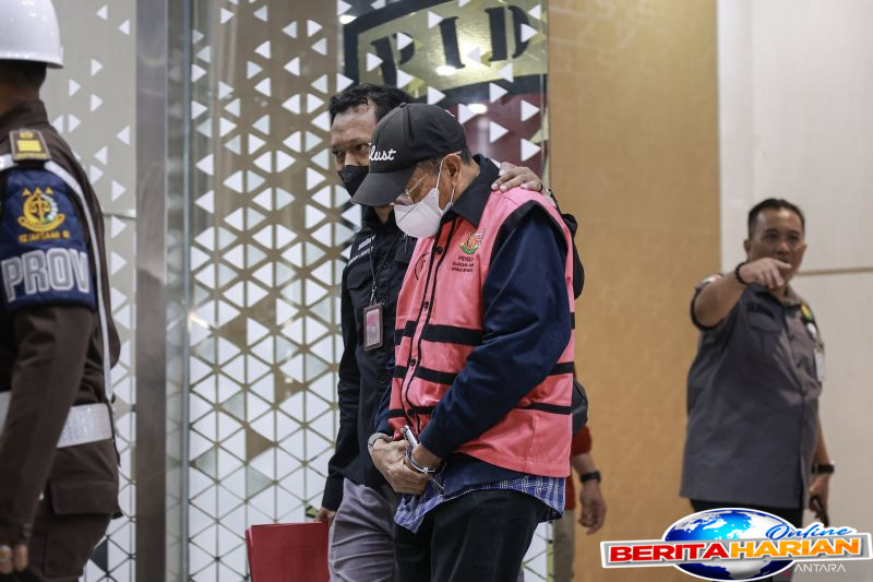 kejaksaan geledah rumah tersangka korupsi