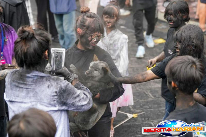keseruan tradisi menghitamkan wajah di yunnan china