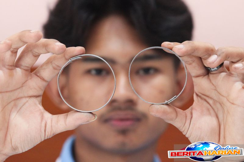 melihat gelang identitas untuk jemaah calon haji