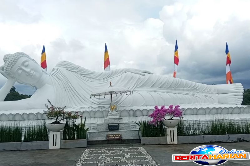 melihat patung buddha tidur di vihara tabanan bali