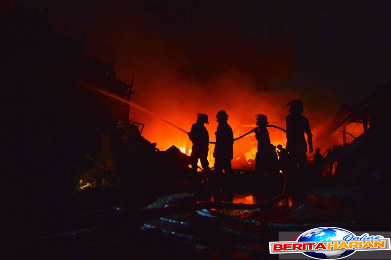 pabrik karet di padang terbakar