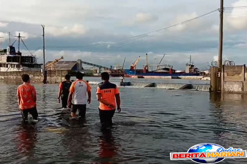 pelabuhan tanjung emas banjir akibat pagar pembatas laut jebol
