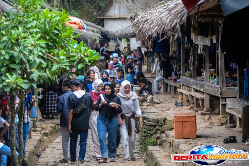 pengunjung padati saba budaya badui di pedalaman lebak banten