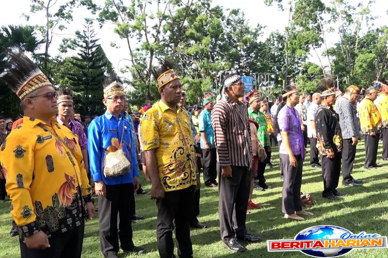 peringati hardiknas pemkot jayapura gelar upacara berpakaian adat