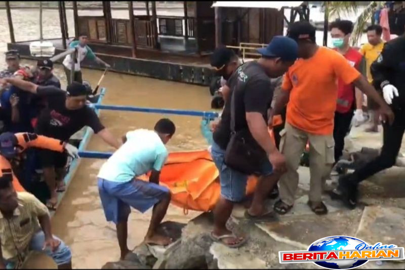 petugas evakuasi jasad pemancing hilang di muara pantai pacitan