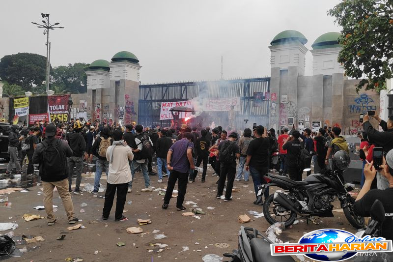 polisi mulai bubarkan massa buruh di depan gedung dpr