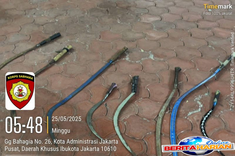 polres jakpus tangkap 12 remaja membawa celurit