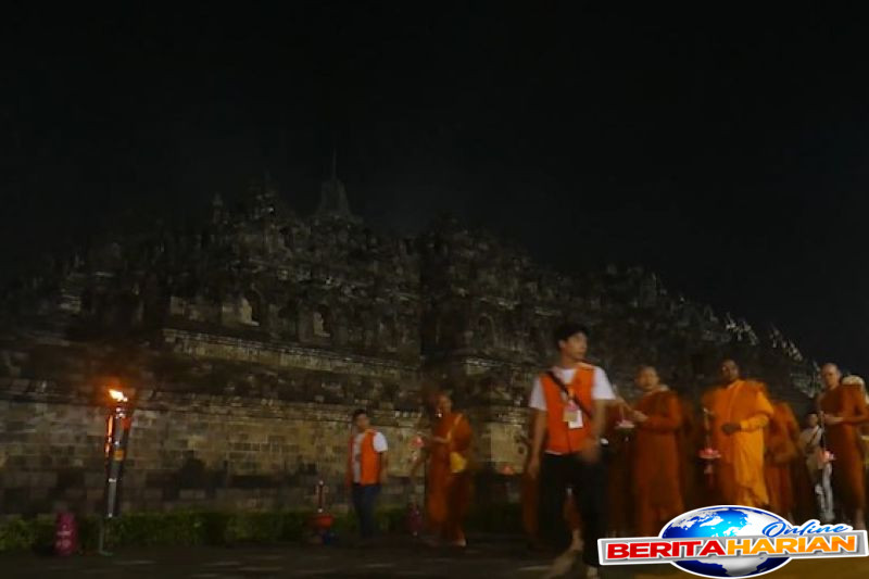 prosesi pradaksina tutup rangkaian perayaan waisak 2569 be