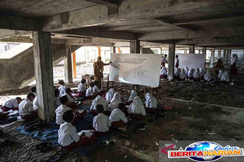 Kelas Terkunci oleh Kontraktor, Murid Belajar di Bawah Gedung SD Negeri Bendono 1 1 ruang kelas masih dikunci kontraktor siswa terpaksa belajar di kolong bangunan sd negeri bendono 1