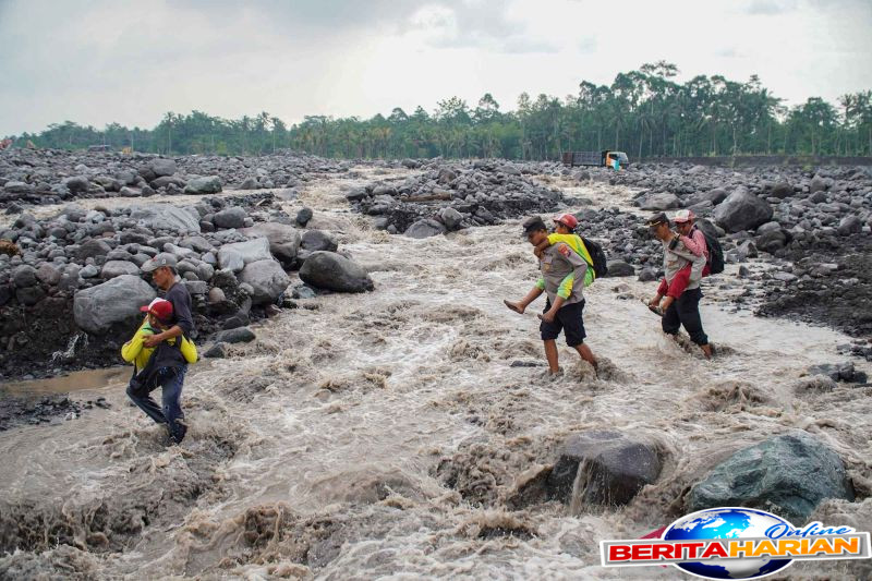 sebanyak 474 warga terisolasi akibat banjir lahar hujan gunung semeru