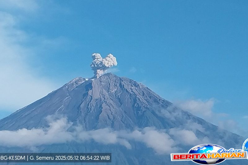 semeru erupsi disertai letusan setinggi 700 meter di atas puncak