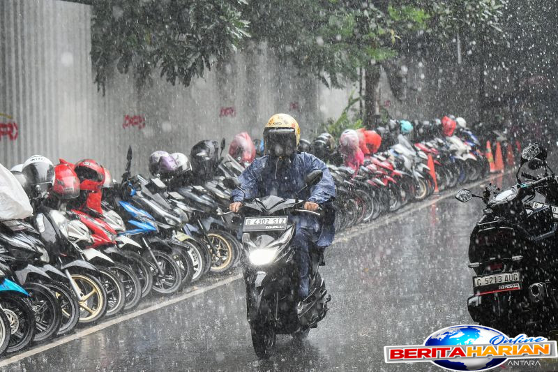 senin waspada hujan disertai petir dan angin di mayoritas wilayah ri