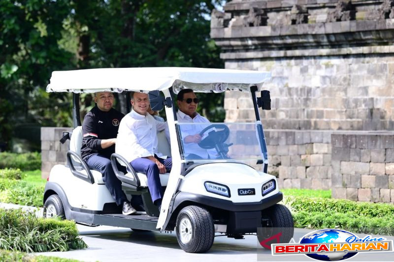 seskab teddy sebut prabowo ceritakan sejarah borobudur kepada macron