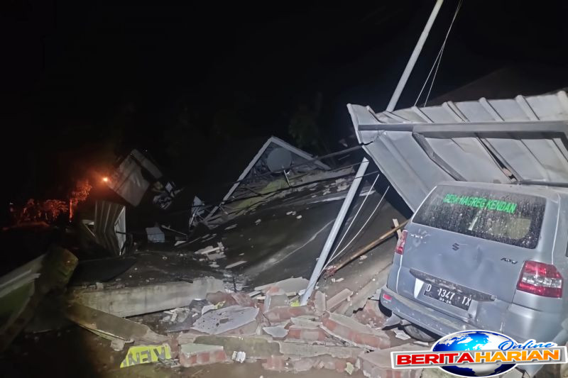tiga orang luka luka akibat longsor di nagreg bandung