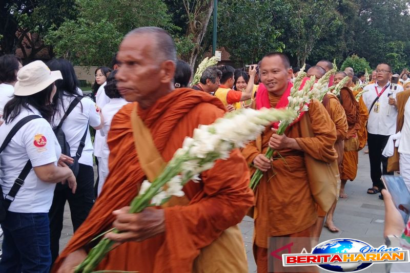tiga puluhan biksu thudong sampai di candi borobudur