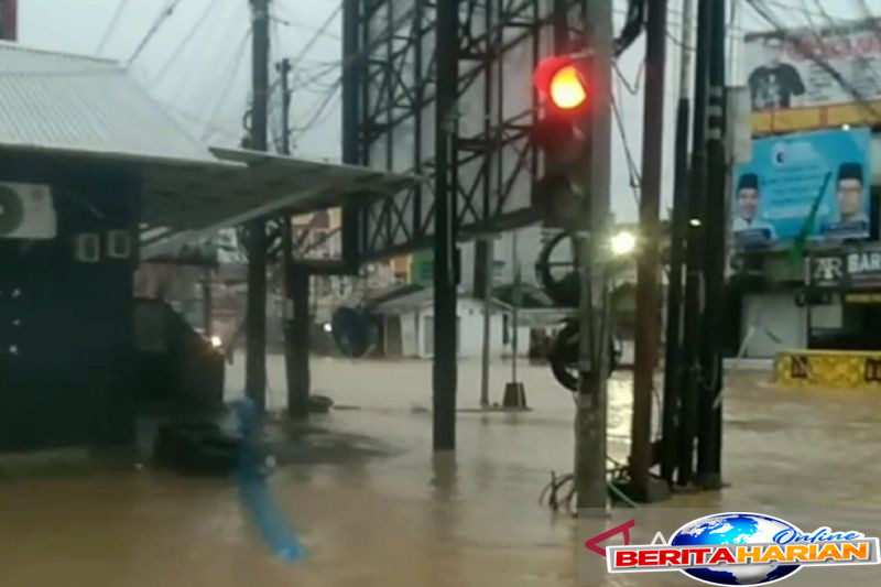 tiga rumah tertimbun longsor akibat hujan lebat di samarinda