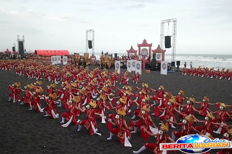 500 penari meriahkan festival segoro topeng kaliwungu lumajang 2025
