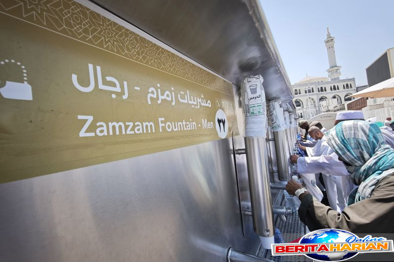 bukti kemudahan di tanah suci jamaah haji padati titik layanan air zamzam di masjidil haram