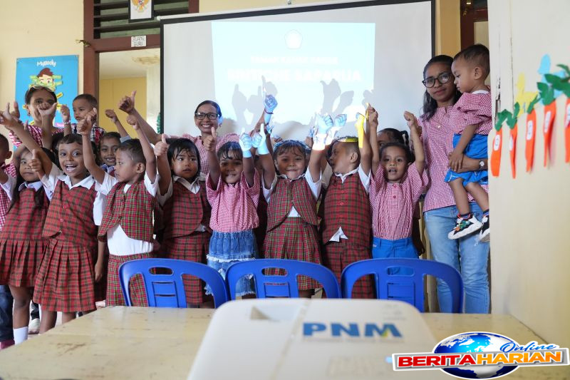 cerita guru tk di pulau saparua mampu pertahankan sekolah berkat pnm