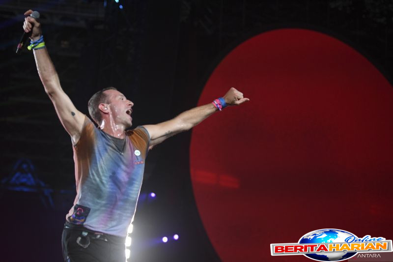 chris martin dukung promosi film dakota johnson saat konser coldplay