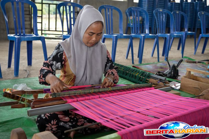 dekranasda ntb dorong regenerasi dan inovasi tenun muna paa
