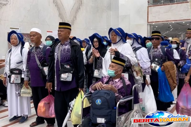 dua kloter jamaah tertunda pulang ke indonesia karena perang timteng