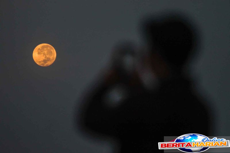 fenomena strawberry moon hiasi langit malang