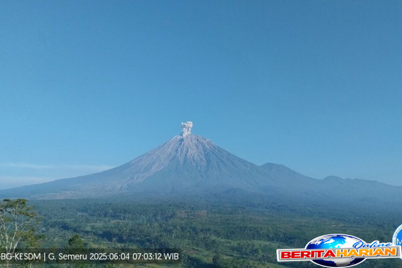 gunung semeru erupsi kembali rabu pagi tinggi letusan capai 800 meter