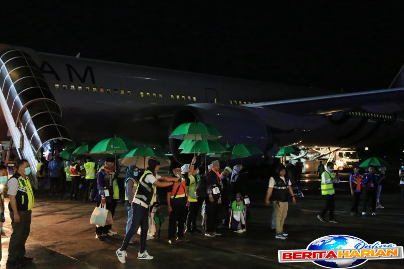 jemaah haji kloter 1 debarkasi makassar tiba malam hari