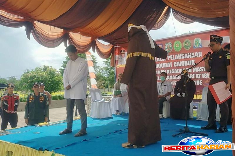 kejari simeulue eksekusi cambuk enam terpidana judi