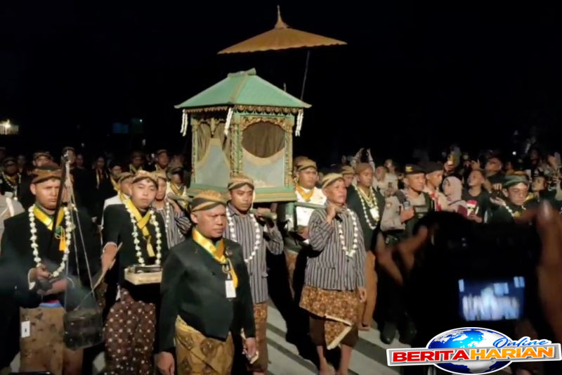 kirab pusaka tradisi mangkunegaran sambut malam satu suro