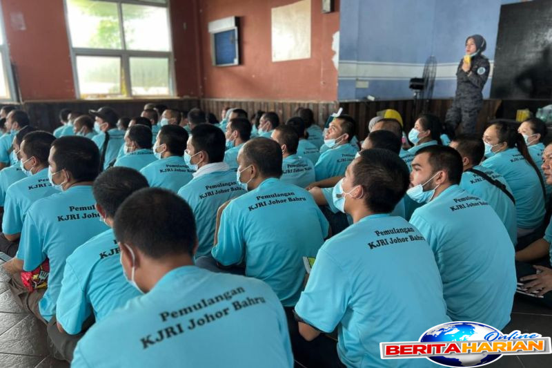 kjri johor bahru fasilitasi pemulangan 100 pmi dari detensi