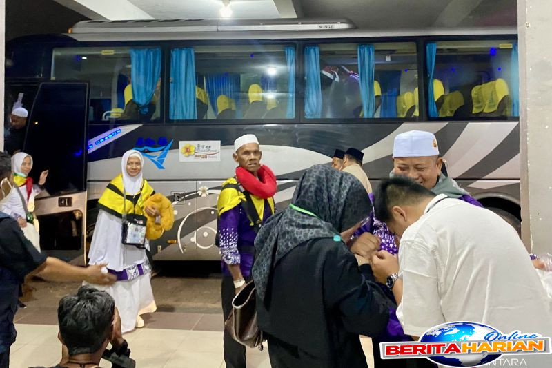 kloter 1 debarkasi batam asal kepri tiba di asrama haji batam