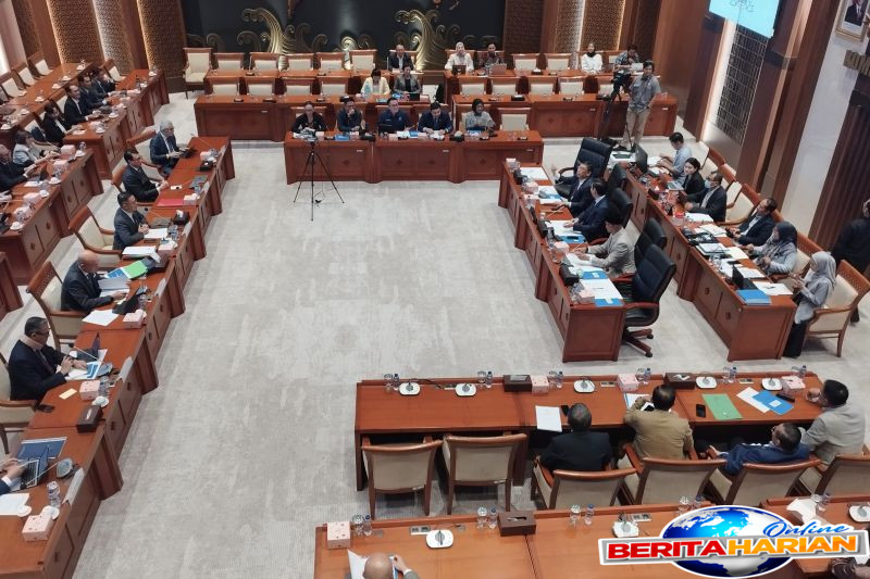 komisi i dpr dan menteri luar negeri bahas konflik geopolitik