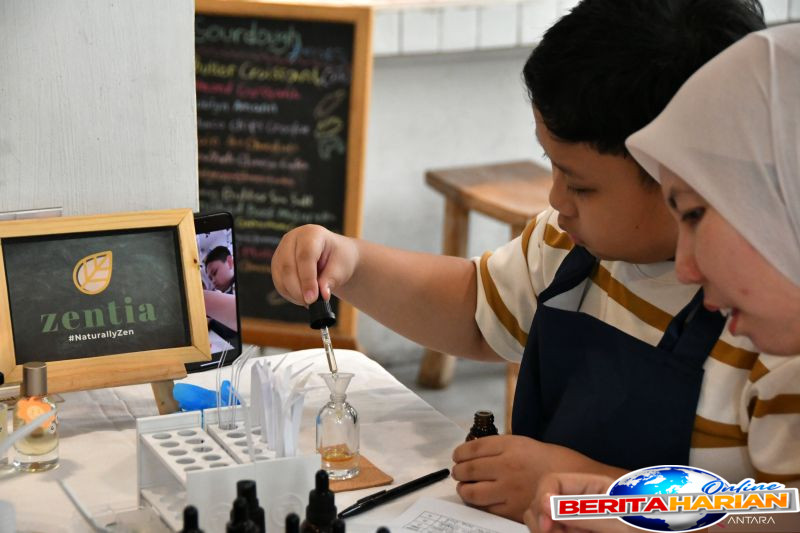 mengisi liburan anak dengan latihan membuat parfum dari bahan alami