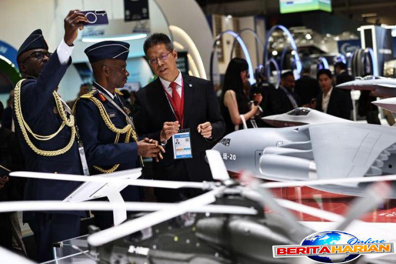 mengunjungi stan produk dirgantara china di paris air show ke 55