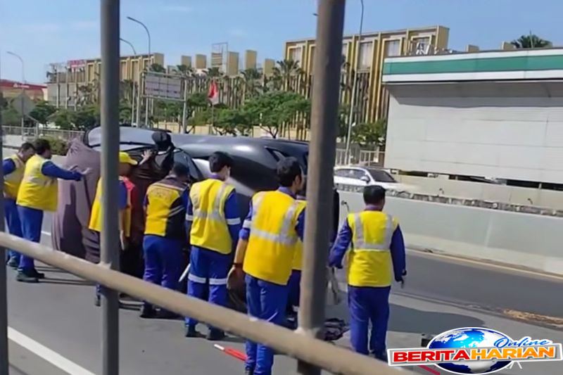 mobil pengangkut ferrari purosaunge terbalik di tol cengkareng jakbar
