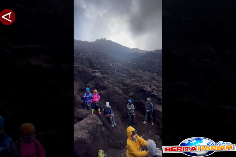 para pendaki diguyur abu vulkanik saat hendak ke puncak gunung raung