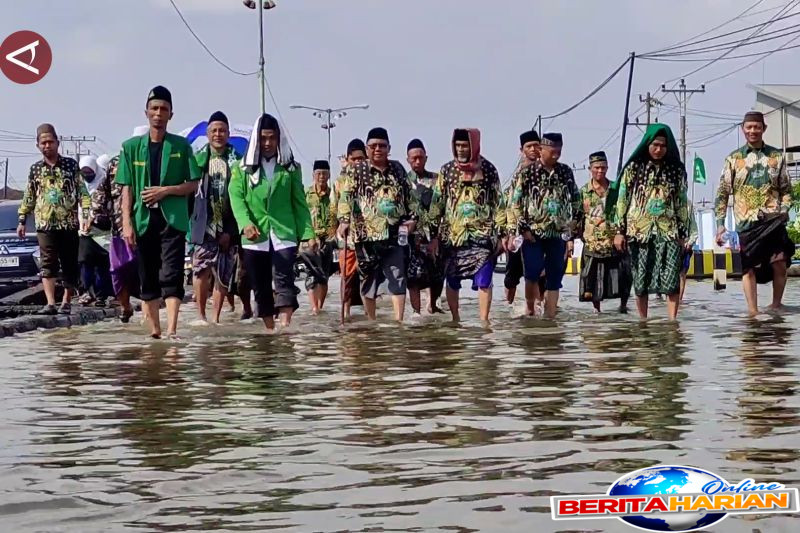 ribuan warga demak bermunajat agar banjir rob segera teratasi