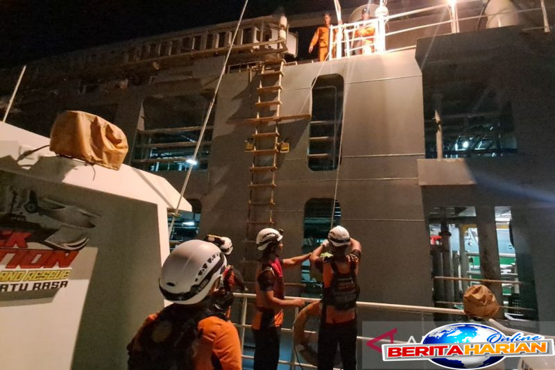 sar babel evakuasi abk mv friesian express di perairan lingga kepri