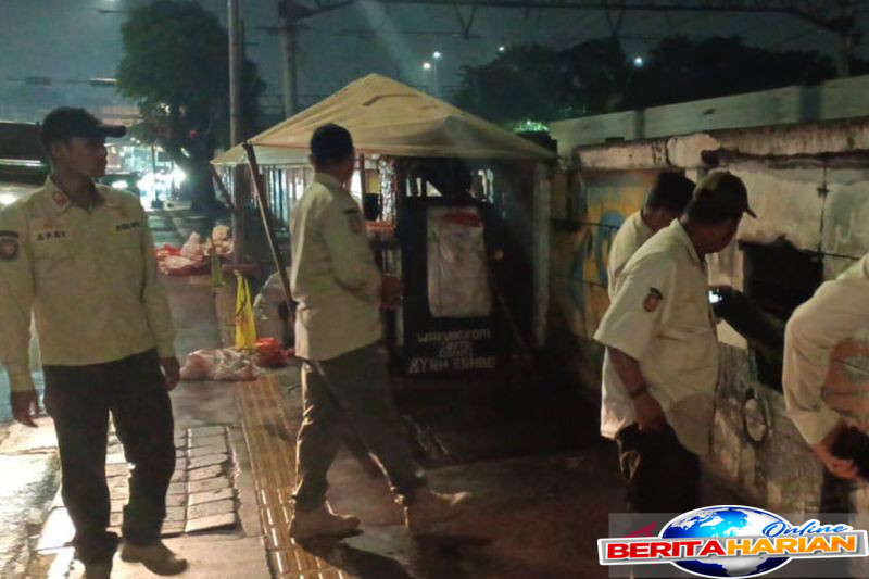 satpol pp amankan wanita dan minuman beralkohol di tembok jatinegara