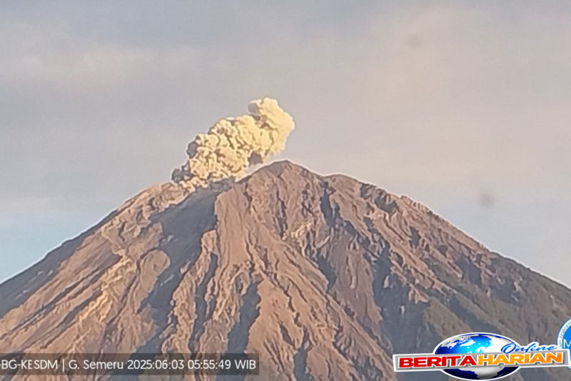 semeru empat kali erupsi dengan tinggi letusan hingga 1000 meter